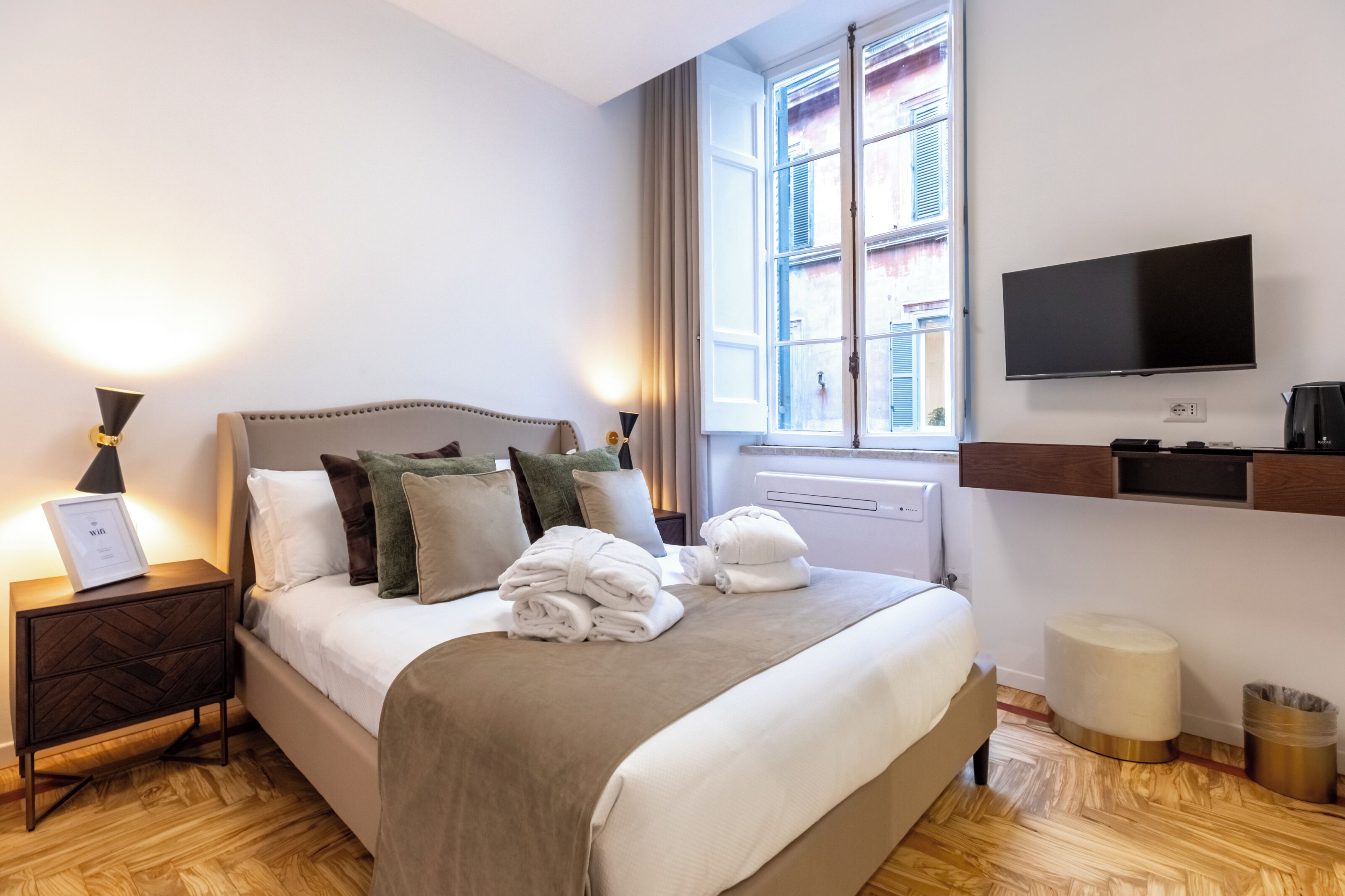 Deluxe Double Room | Minibar, in-room safe, blackout drapes, soundproofing