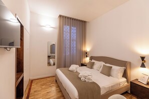 ميني بار وخزنة داخل الغرفة وستائر تعتيم وتجهيزات عازلة للصوت