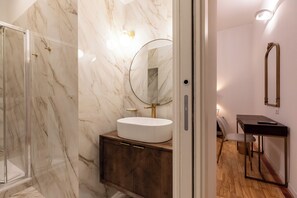 تجهيزات دش، مستلزمات مجانية للعناية الشخصية، مجففات شعر، مناشف