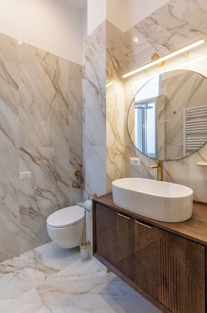 Superior Double Room, 1 King Bed, Balcony | Bathroom