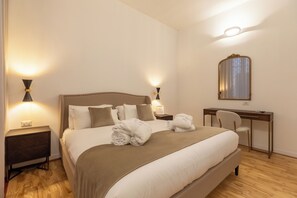 خزنة داخل الغرفة وستائر تعتيم وتجهيزات عازلة للصوت ومكواة/لوح كي