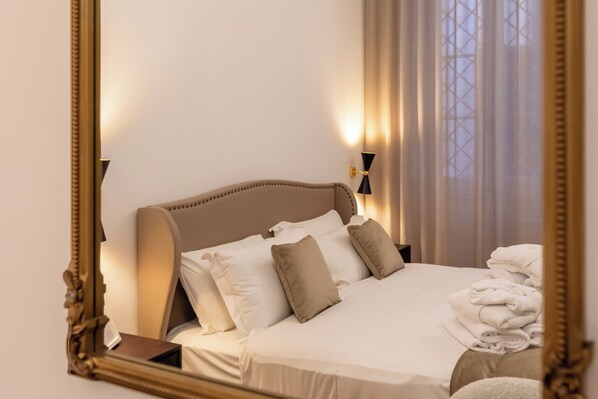 ميني بار وخزنة داخل الغرفة وستائر تعتيم وتجهيزات عازلة للصوت