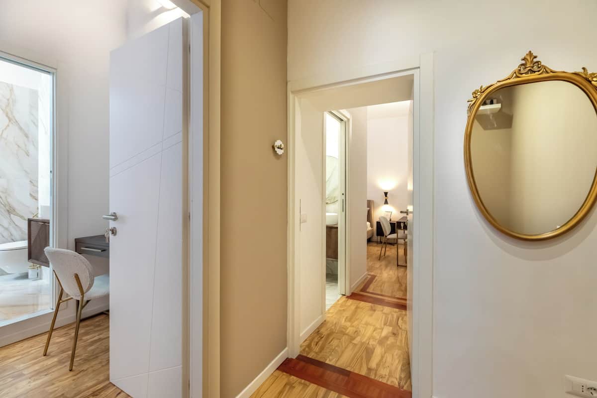 Departamento de lujo, balcón, vista al patio | Minibar, caja de seguridad en la habitación y cortinas blackout