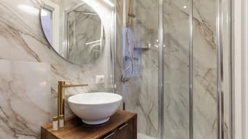 Dusche, kostenlose Toilettenartikel, Haartrockner, Bademäntel