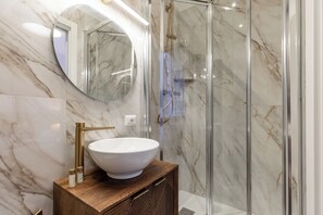Shower, free toiletries, hair dryer, bathrobes - Amelie SuiteTrevi (Rome)