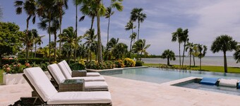 Luxury 9-BR Villa in Juanillo  Private Beach