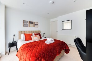 Desk, laptop workspace, blackout curtains, iron/ironing board - Central Lux Penthouse Balcony & Prking (Bedford)