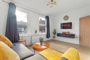 Smart TV - Lux 2 Bed Flat next to Metro Station - 25 mins to Central London (London)
