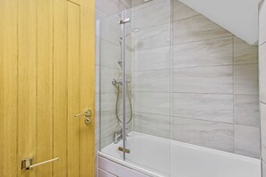 Kostenlose Toilettenartikel, Haartrockner, Handtücher, Seife
