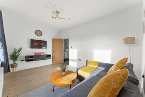 Smart TV - Lux 2 Bed Flat next to Metro Station - 25 mins to Central London (London)