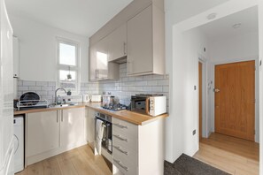 Fridge, microwave, oven, stovetop - Lux 2 Bed Flat next to Metro Station - 25 mins to Central London (London)