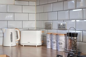 Interior - Lux 2 Bed Flat next to Metro Station - 25 mins to Central London (London)