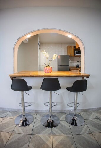 Casa con cocina amplia, a 1 cuadra de tercer anillo