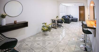 Casa con cocina amplia, a 1 cuadra de tercer anillo