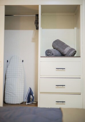 2 slaapkamers, een strijkplank/strijkijzer, wifi, beddengoed