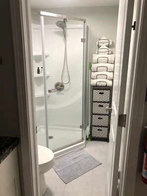 Suihku, hiustenkuivaaja, pyyhkeet, saippua