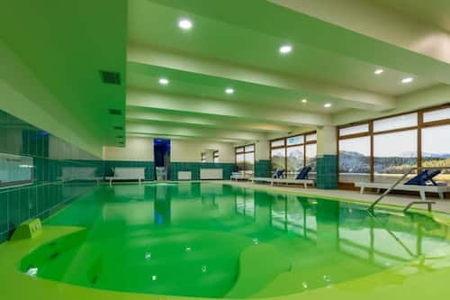 Una piscina cubierta