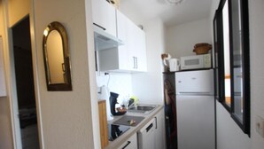 Wasserkocher mit Kaffee-/Teezubehör, Kühlschrank, Mikrowelle