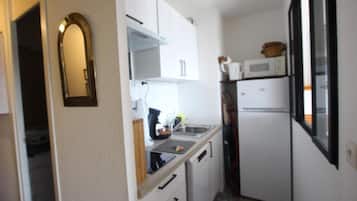 Cafetière/bouilloire, réfrigérateur, micro-ondes, lave-vaisselle