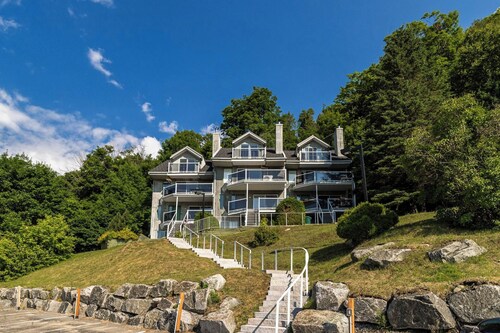 Chic Saint-Sauveur ski-view condo with panoramic views!
