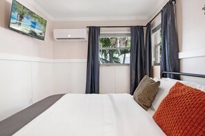 1 bedroom, iron/ironing board, free WiFi, bed sheets - Treasure Island Gem + Waterfront Pool + Dock (Treasure Island)