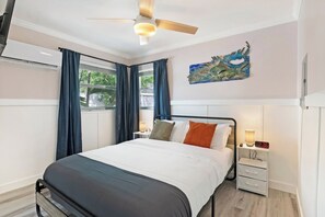 1 bedroom, iron/ironing board, free WiFi, bed sheets - Treasure Island Gem + Waterfront Pool + Dock (Treasure Island)