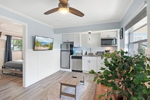 Kühlschrank, Mikrowelle, Herdplatte, Geschirrspüler