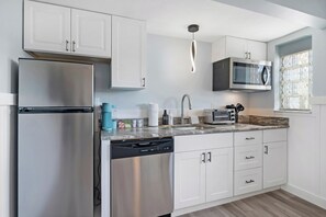 Kühlschrank, Mikrowelle, Herdplatte, Geschirrspüler