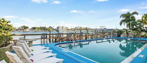 Alberca al aire libre y alberca climatizada