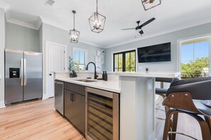 Micro-ondes, four, plaque de cuisson, lave-vaisselle