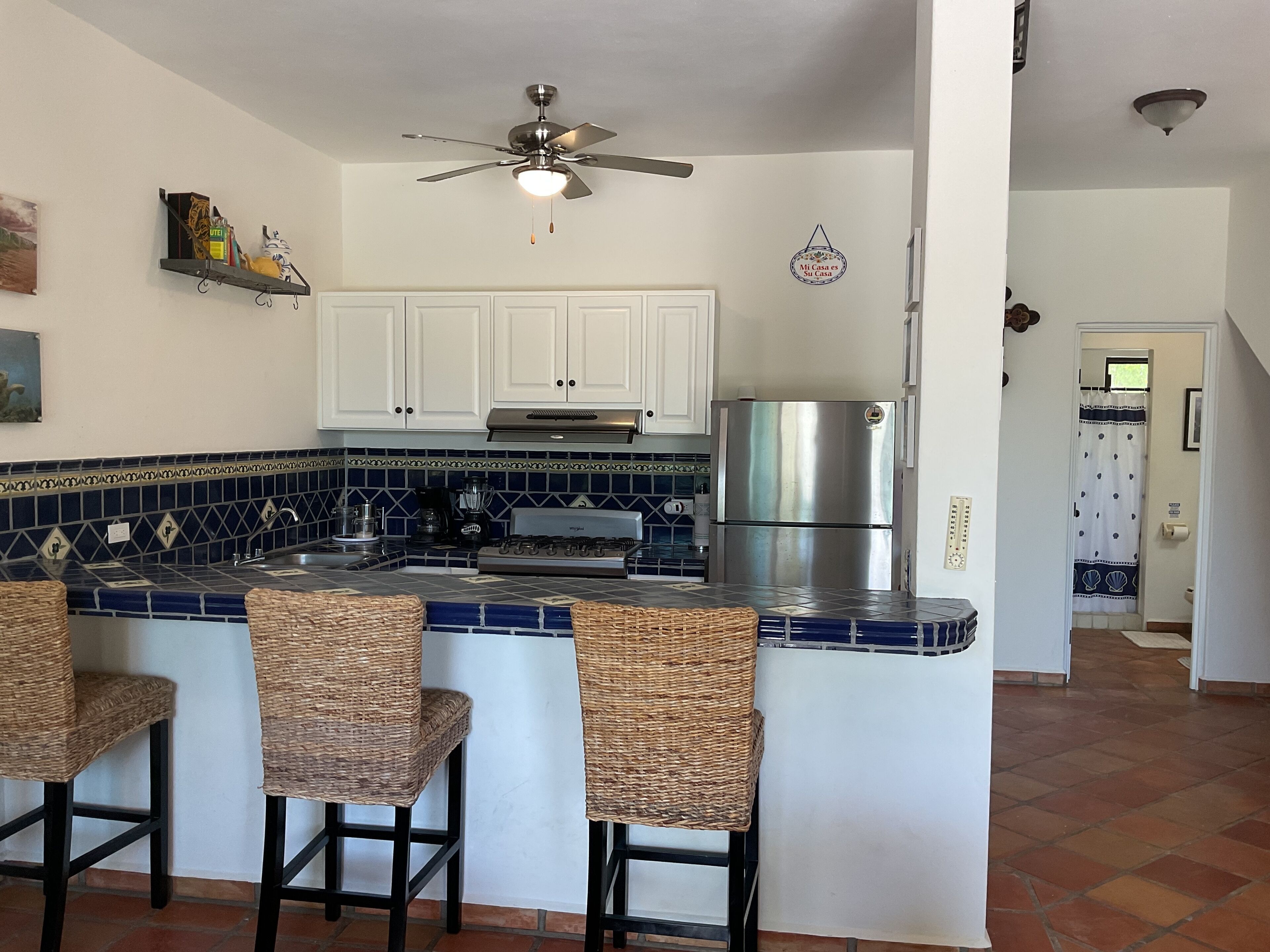 Jääkaappi, uuni, astianpesukone, kahvin-/teenkeitin