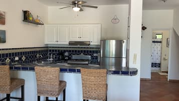 Geladeira, fogão, lava-louças, cafeteira/chaleira