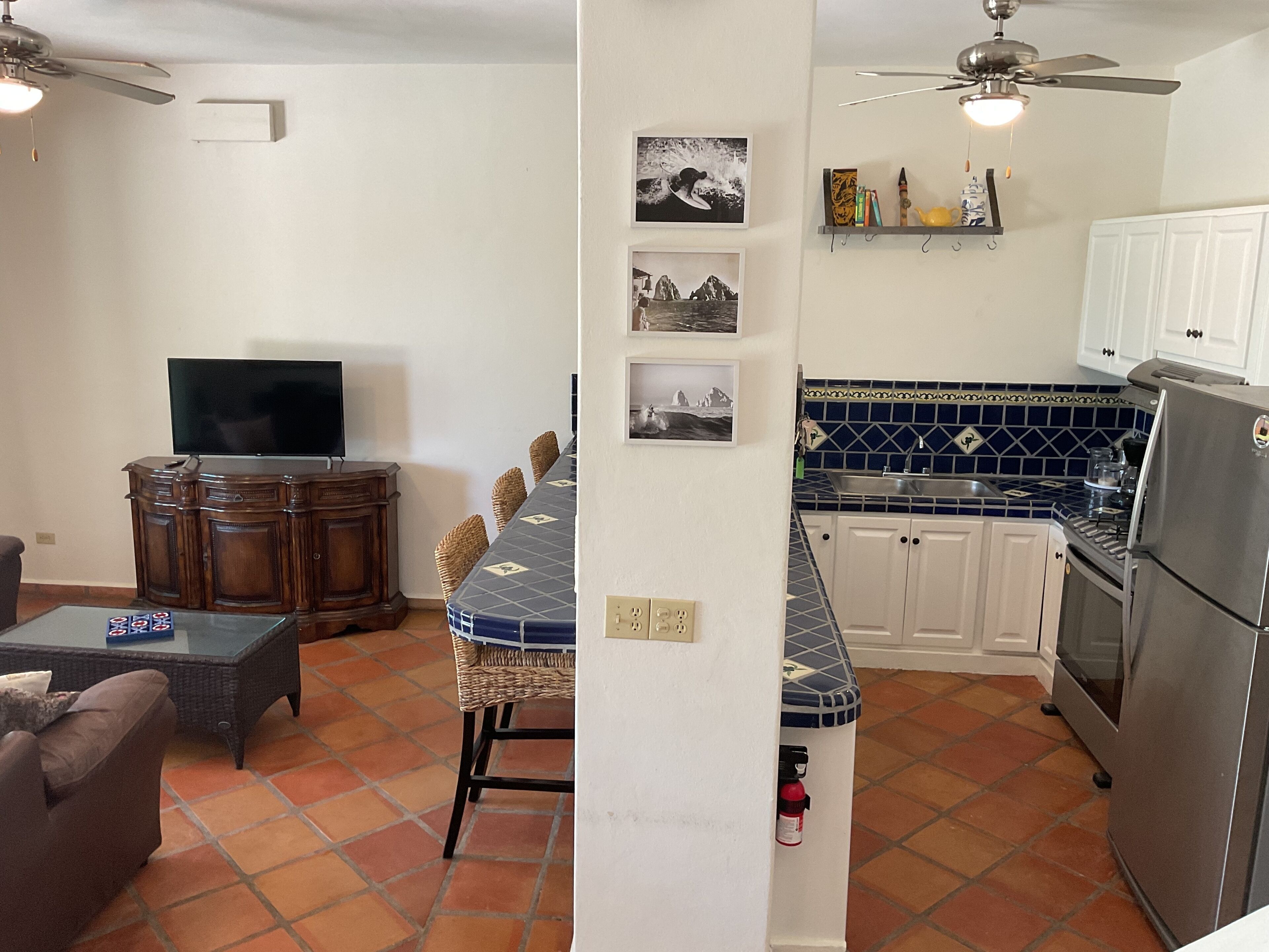 Geladeira, fogão, lava-louças, cafeteira/chaleira