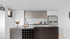 ثلاجة، ميكروويف، فرن، موقد طهي مسطح