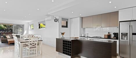 Frigorífico, microondas, horno y placa de cocina