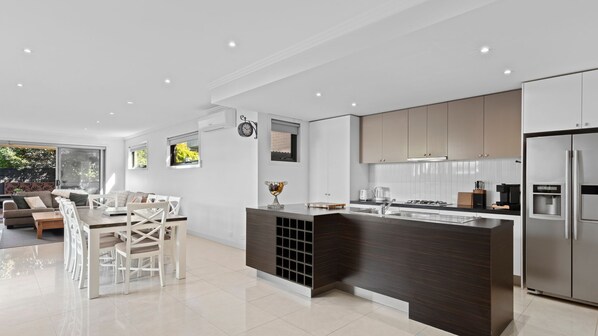 ثلاجة، ميكر�وويف، فرن، موقد طهي مسطح