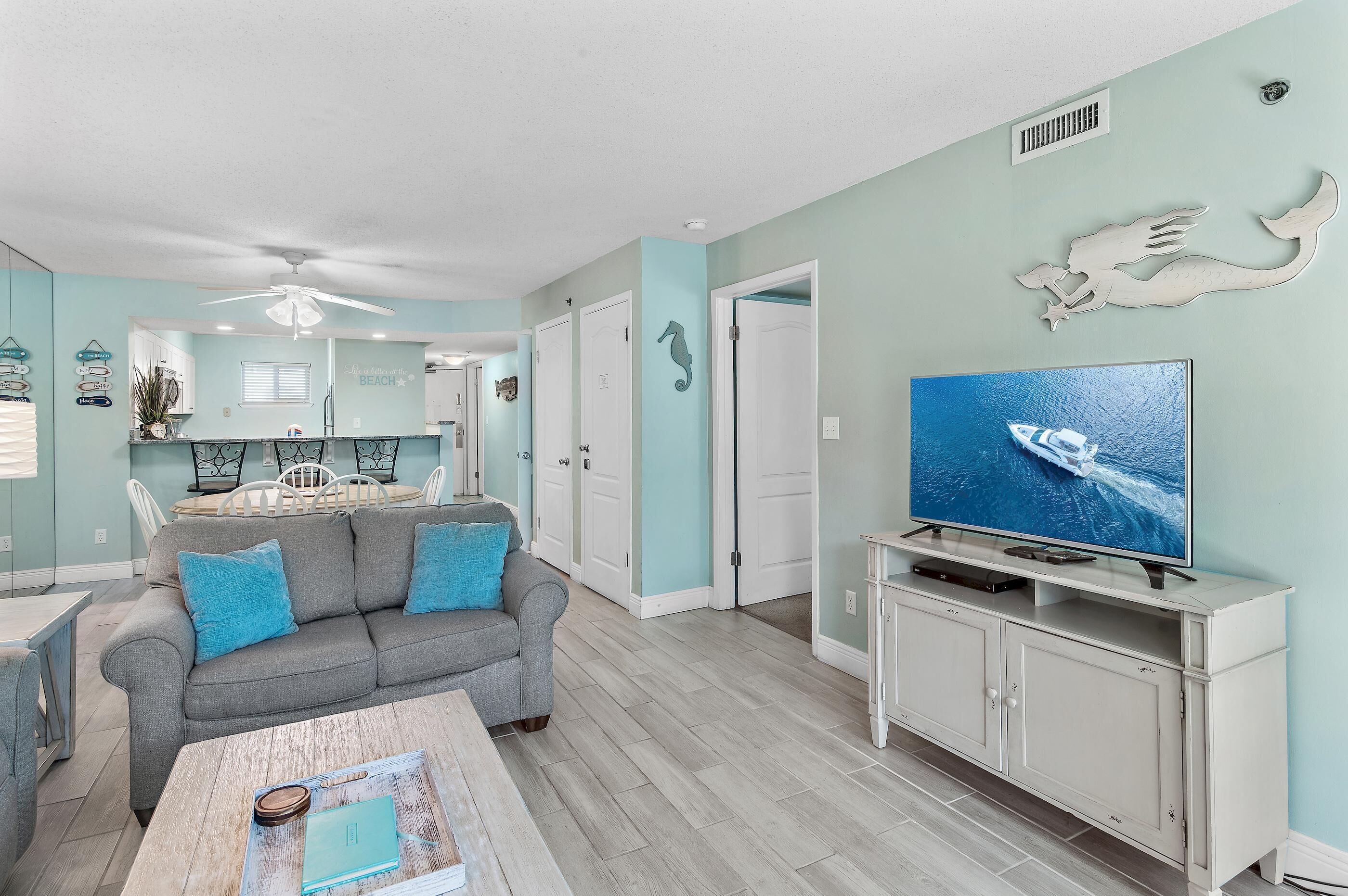 Condo, 1 cama King size y sofá cama (Sea Oats 211) | Área de sala de estar