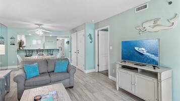 Condo, 1 cama King size y sofá cama (Sea Oats 211) | Área de sala de estar