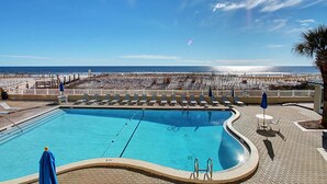Una piscina con vista sulla spiaggia e sull'oceano.
