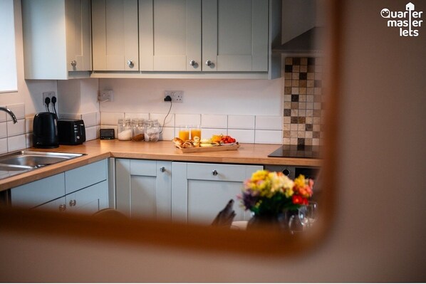 Fridge, microwave, oven, stovetop - 3x Bedroom House (Sleeps 6x) (Oxfordshire)