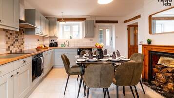 Kylskåp, mikrovågsugn, ugn och spishäll