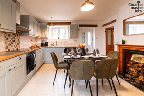 Fridge, microwave, oven, stovetop - 3x Bedroom House (Sleeps 6x) (Oxfordshire)