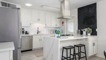 Peti sejuk, ketuhar gelombang mikro, ketuhar, dapur