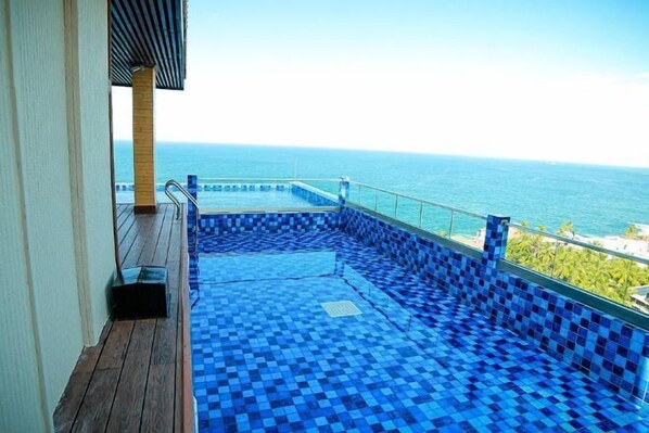 Outdoor pool - Araliya Beach Resort & Spa Unawatuna- Where You Meet the Sea All Year (Unawatuna)