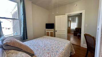 2 sovrum, skrivbord, resesäng och gratis wi-fi