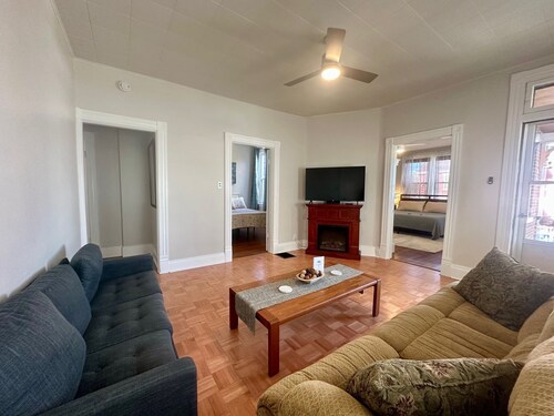 2-bedroom pet friendly house with fenced yard. Walkable neighborhood.