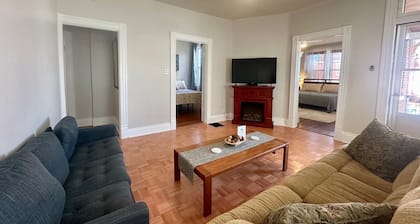 2-bedroom pet friendly house with fenced yard. Walkable neighborhood.