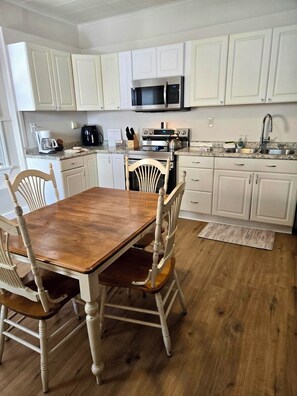 ثلاجة، ميكروويف، فرن، موقد طهي مسطح