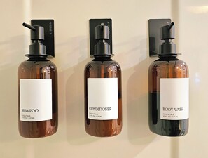 Dusj, hårføner, håndklær og såpe