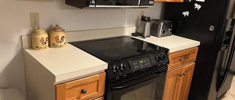 Een koelkast, een magnetron, een oven, een kookplaat